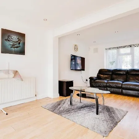 3-Bed Apt-15 Mins To Heathrow-Pet-Friendly-Parking
